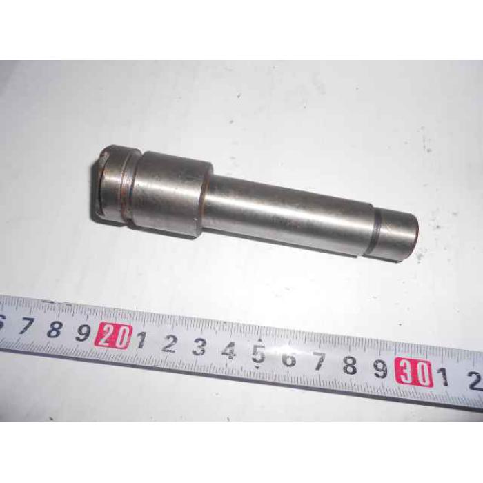 Вал шестерни заднего хода JM240/244